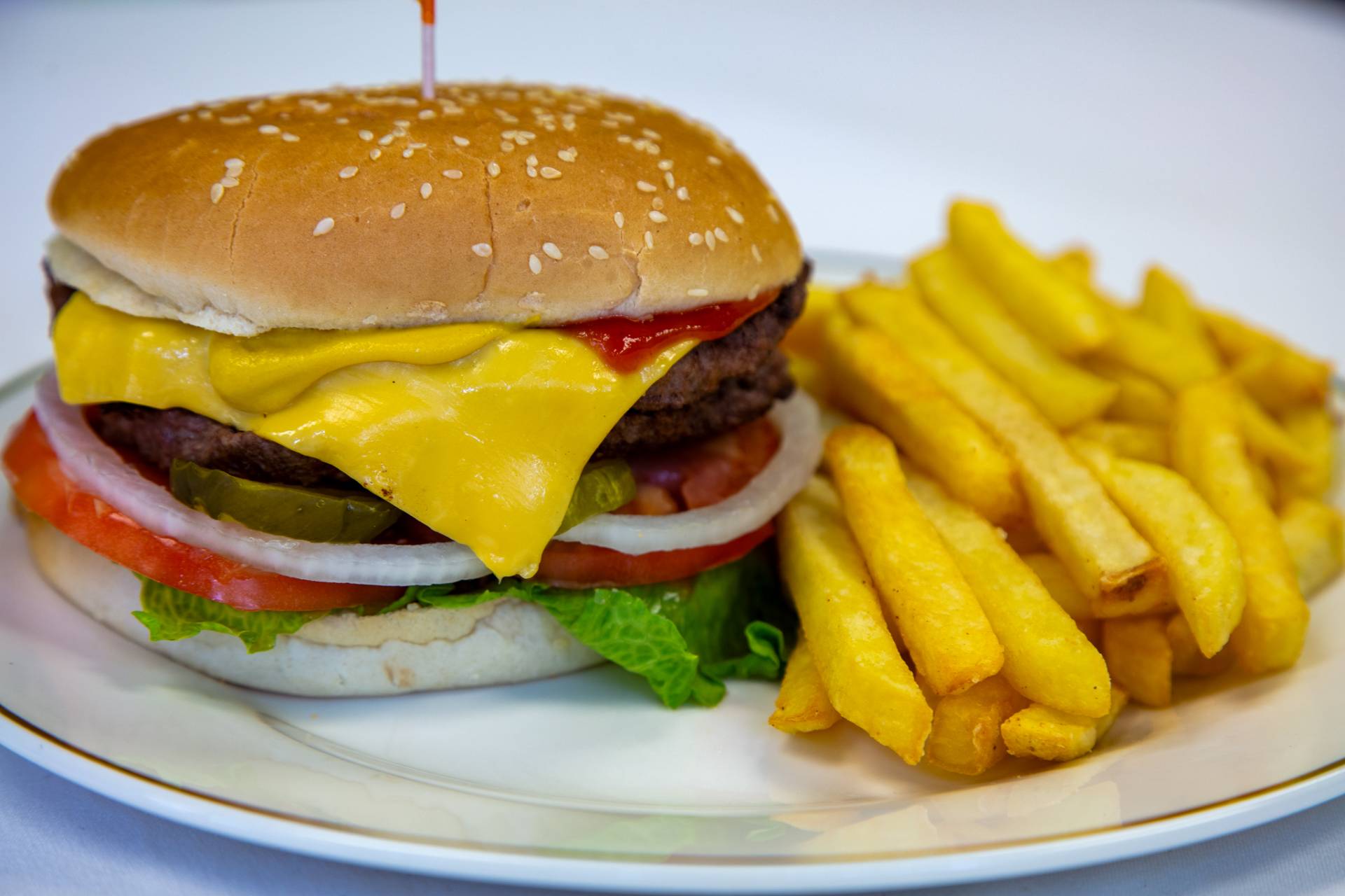 Cheeseburger with fries